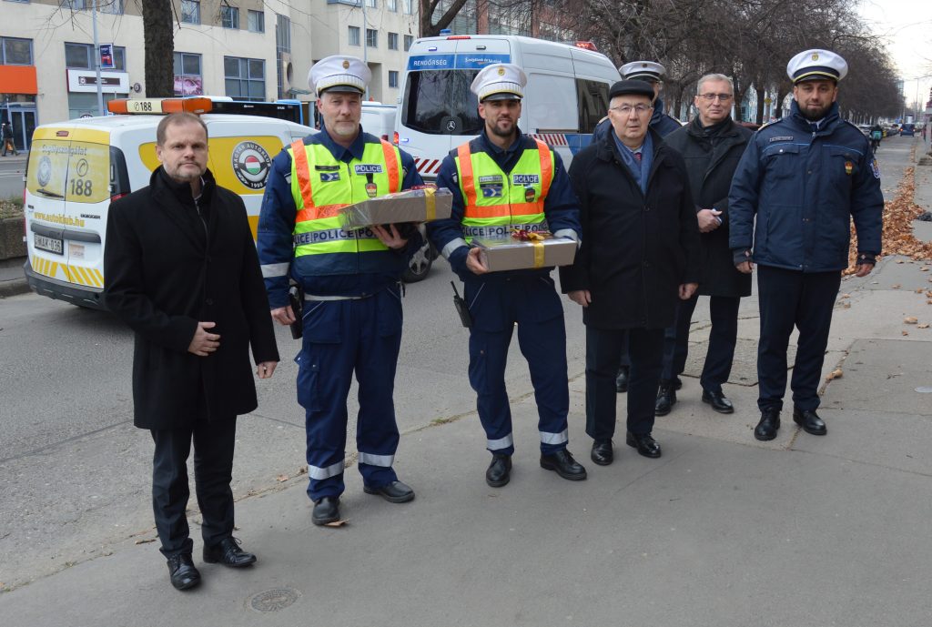 Rendőröket köszöntött az Autóklub az év utolsó napjaiban