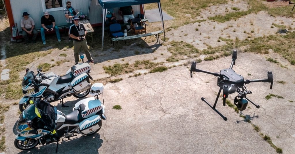 Drónnal is ellenőrzik a motorosokat a bajnai szerpentinen