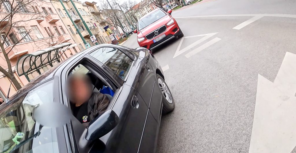 Közel másfél millióan látták a legbátrabb robogós videóját