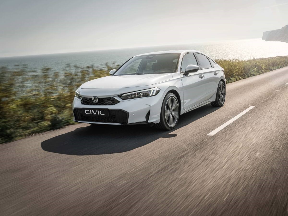 MÉG DINAMIKUSABB KÜLSŐVEL LÉP SZÍNRE A MEGÚJULT HONDA CIVIC e:HEV