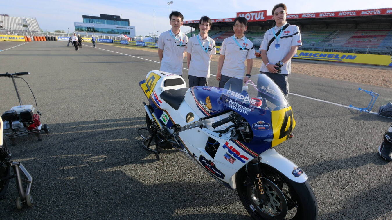 A régi iskola újjászületése: Két rangos franciaországi rendezvényen mutatkozott be a Honda CB1000F, miközben a márka azt a nagy múltú motorsport-örökséget ünnepelte, amely az új modell megszületését is inspirálta