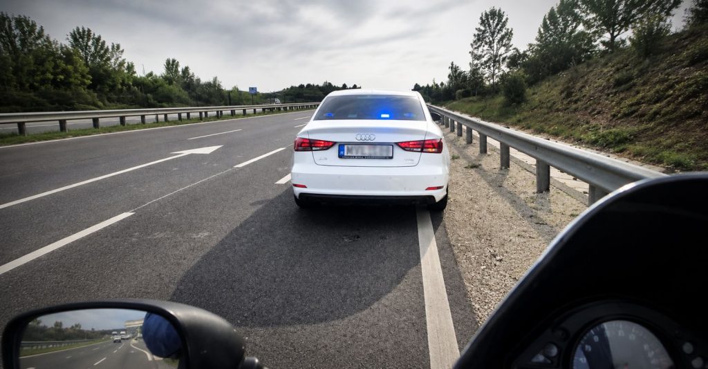 Meglepetés a rendőrségtől: súlyos bírságokat osztanak a 6-os út bevezetőjén