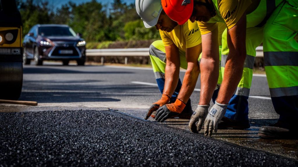 Rengeteg kátyú nehezíti a közlekedést